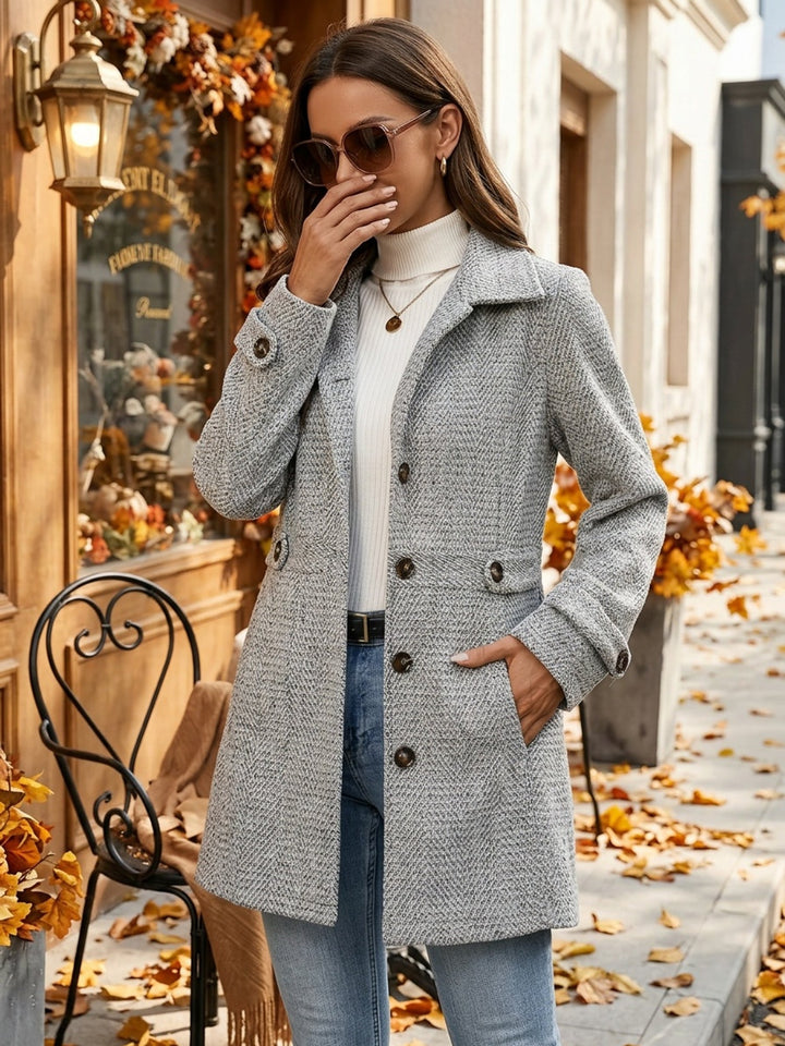 Adriana | Płaszcz w jodełkę podkreślający talię