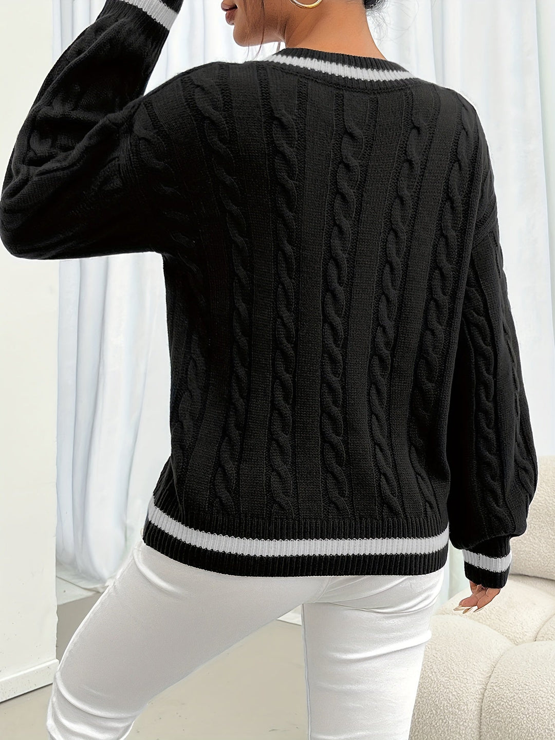 Camryn | Sweter z dekoltem w serek w splot kabelkowy