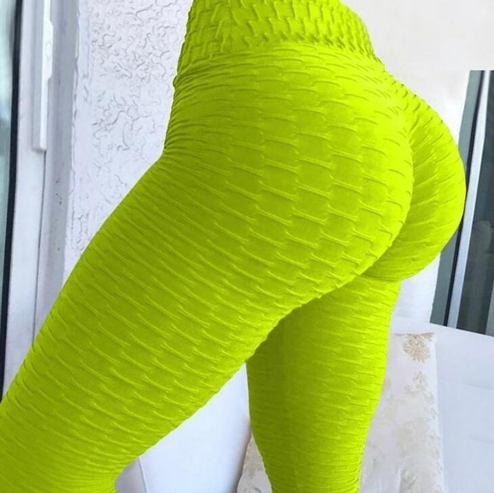 Kobieta w legginsach scrunch z wysokim stanem