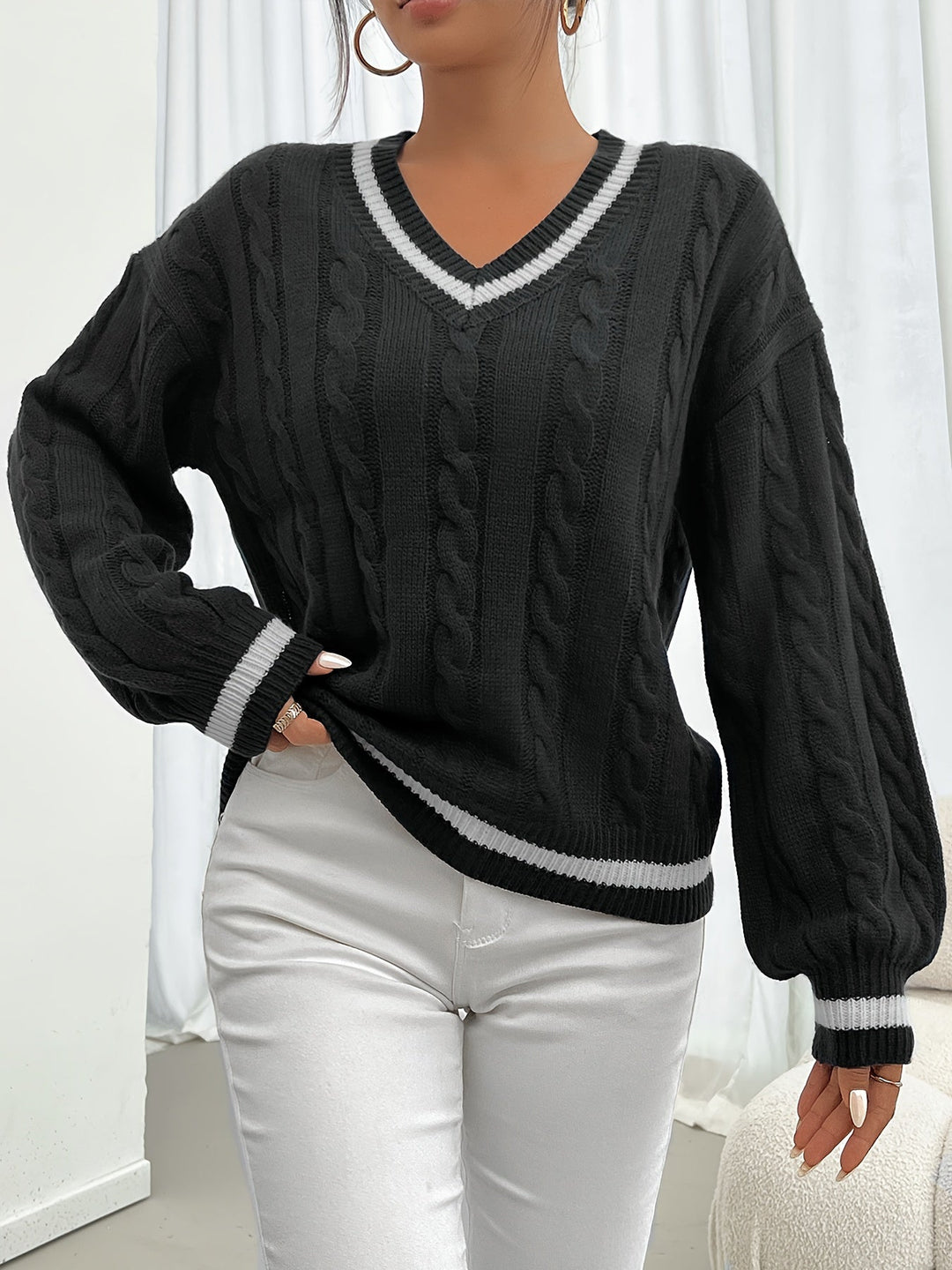 Camryn | Sweter z dekoltem w serek w splot kabelkowy